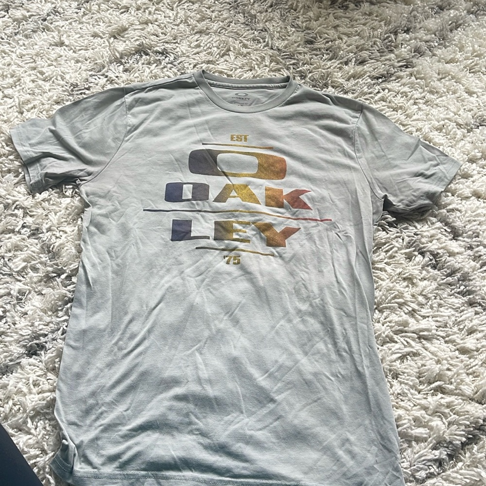Men’s Oakley T-shirt. Buckle